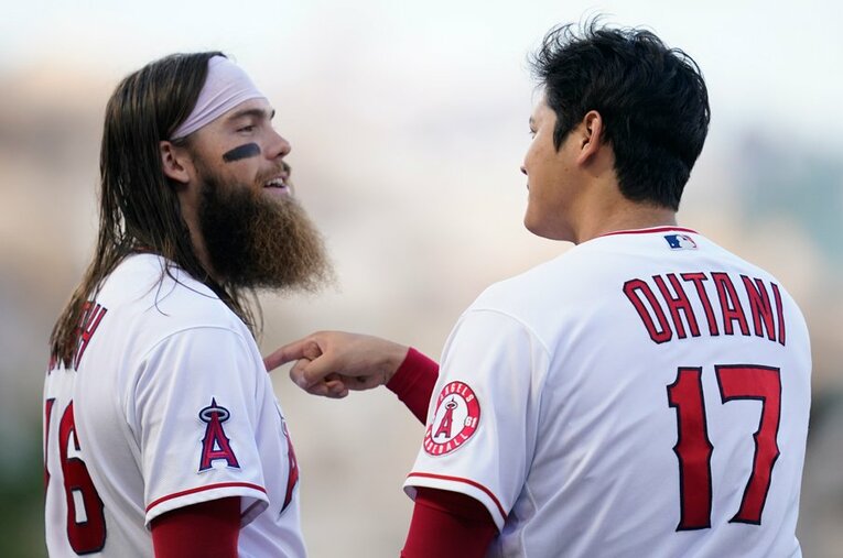 昨年夏にエンゼルスからトレードでフィリーズに移籍したブランドン・マーシュ（左）。今も大谷翔平へのリスペクトは変わらない ／ photograph by AP/AFLO