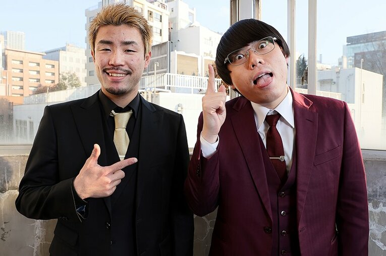 結成4年でM-1決勝初出場となったもも。金髪の方がまもる。（28歳）、メガネの方がせめる。（28歳）。大阪吉本所属　 ／ photograph by Shigeki Yamamoto