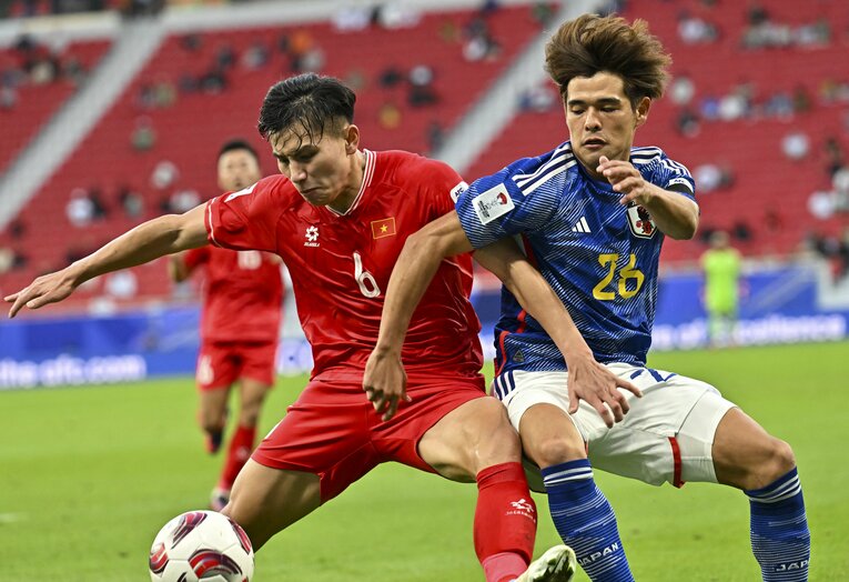 途中出場でアグレッシブなプレーを見せた佐野海舟　©JIJI PRESS