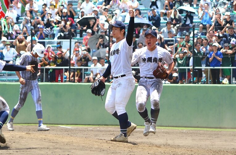 沖縄県大会の準決勝と決勝に登板し、2年連続の甲子園を決めた沖縄尚学・末吉　©Takarin Matsunaga