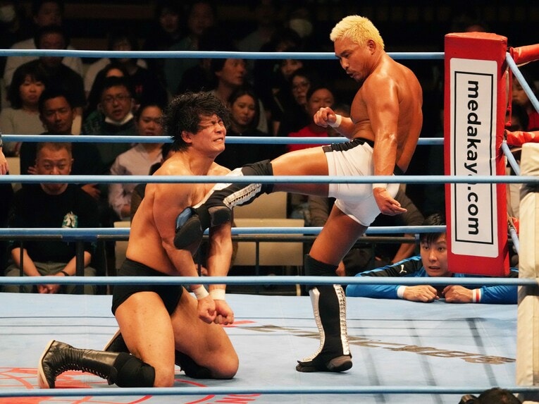 中嶋勝彦の容赦ないキックを受け止める中嶋勝彦　©Essei Hara