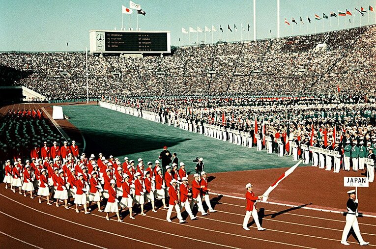1964年10月、国立競技場で行われた開会式で最後に入場した日本選手団。 ／ photograph by KYODO