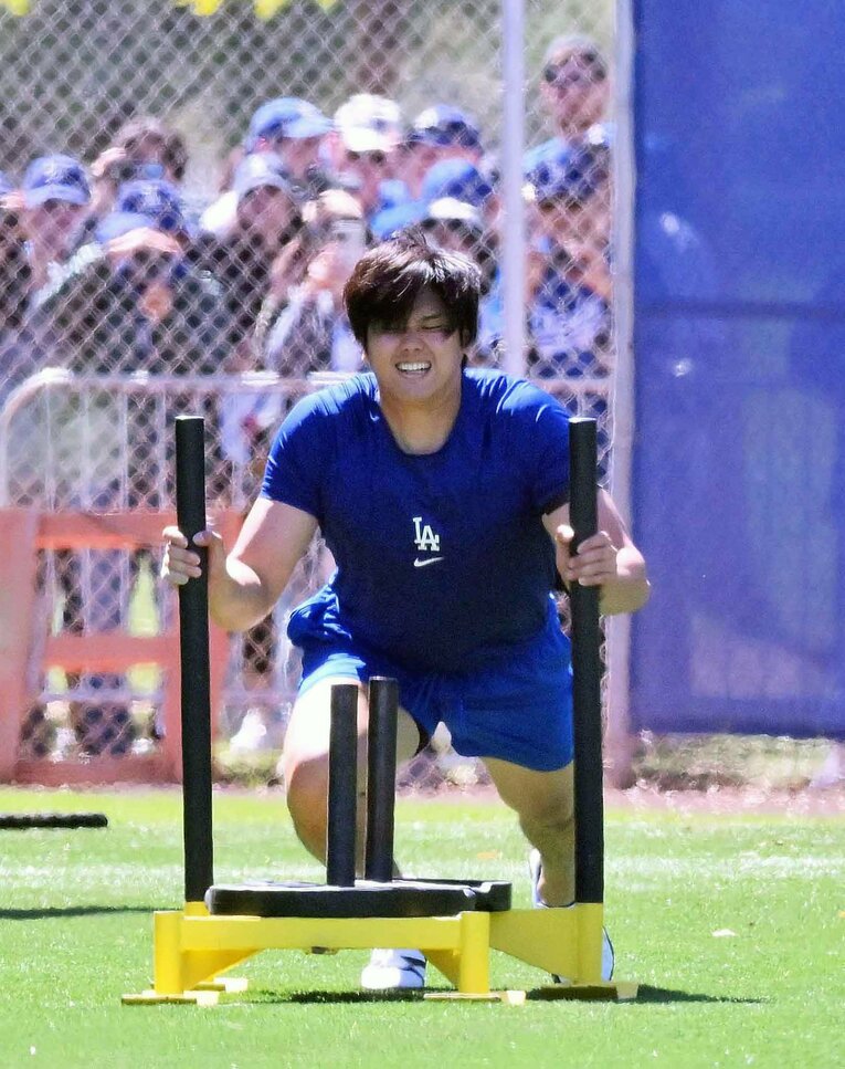 今年3月のキャンプ。器具を使いトレーニングする大谷　©JIJI PRESS