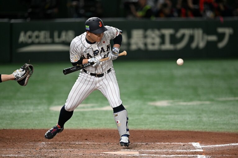 決勝の韓国戦10回裏、“ピンチバンター”としてきっちり送りバントを決めた古賀悠斗　©︎Getty Images