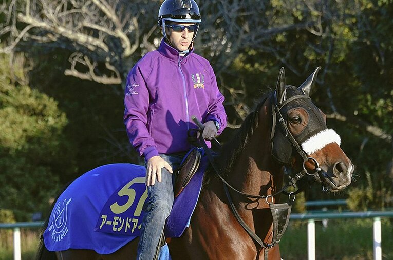 調整するルメール騎乗のアーモンドアイ。GI8勝の偉業達成に再び挑む ／ photograph by Kyodo News