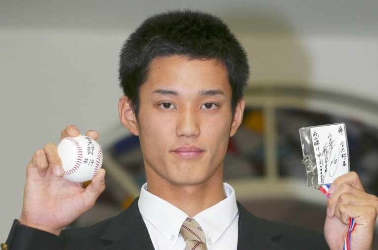 2012年甲子園、春夏連覇のエースで同年ドラフトで阪神から1位指名を受けた藤浪晋太郎 ／ photograph by KYODO