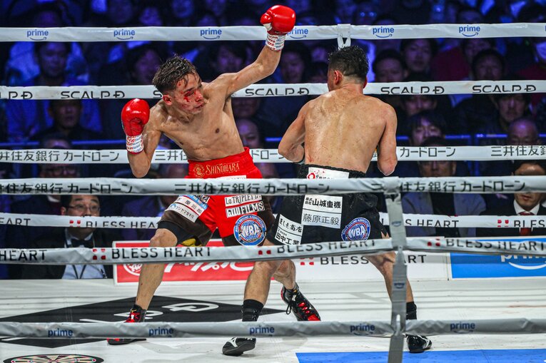 堤聖也vs.比嘉大吾。2月24日、有明アリーナ　©Takuya Sugiyama