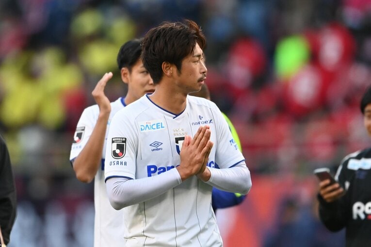 両手を合わせて祈る三浦弦太