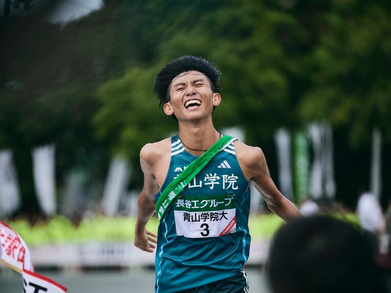 アンカー勝負までもつれた三つ巴の2位争いに先着した青学大の田中悠登　©Yuki Suenaga