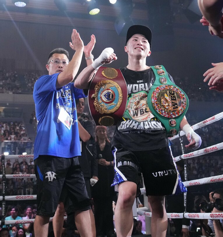 WBCとWBOのベルトを肩にかけ、ガッツポーズする井上尚弥　©Naoki Fukuda