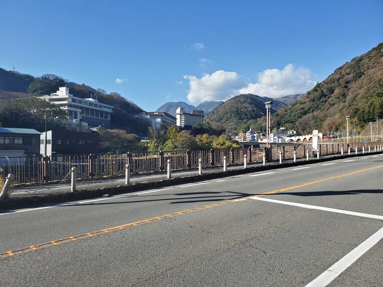 快晴の箱根湯本駅周辺　©Number Web