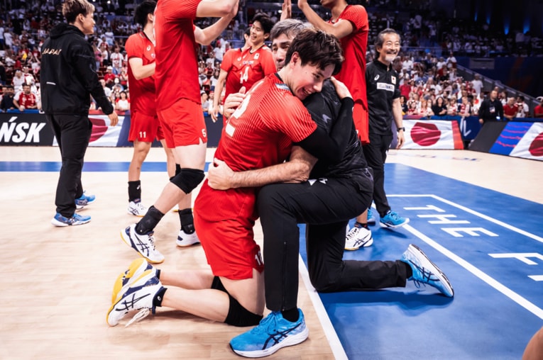 ネーションズリーグ3位に輝き、ブラン監督と抱き合う高橋藍　©︎FIVB