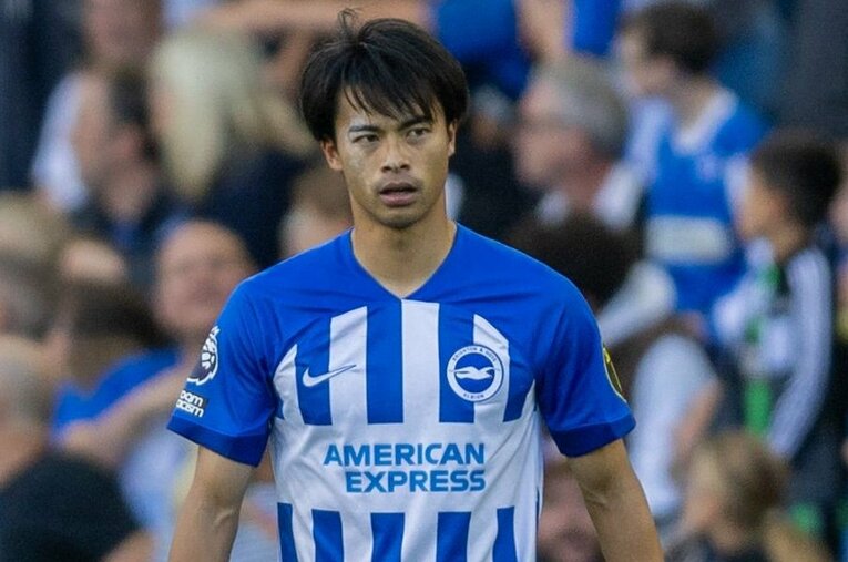 9月24日のボーンマス戦。いきなり“15秒ゴール”など2得点を挙げた三笘薫（26歳）。顔にはゴールセレブレーションのときについた白い石灰が… ／ photograph by AFLO