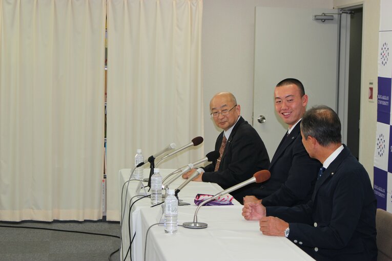 会議開始前、談笑する奥から新田均部長、村田、森本進監督