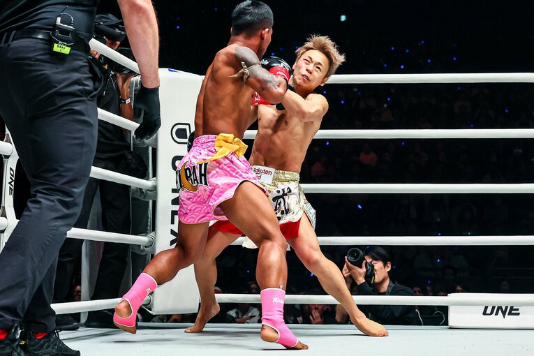 ロッタンの左フックが武尊の顔面をとらえた瞬間（1枚目／全4枚） ©ONE Championship Susumu Nagao