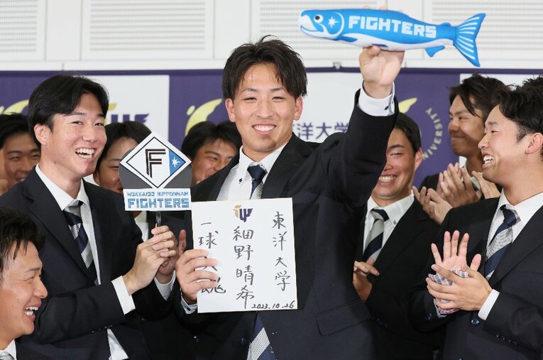 日本ハムが交渉権を獲得し、仲間に祝福される細野晴希（東洋大）。大学生最速158km左腕として注目が集まっていた ／ photograph by JIJI PRESS