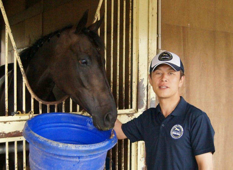 マリアライトと久保田貴士調教師　©Satoshi Hiramatsu
