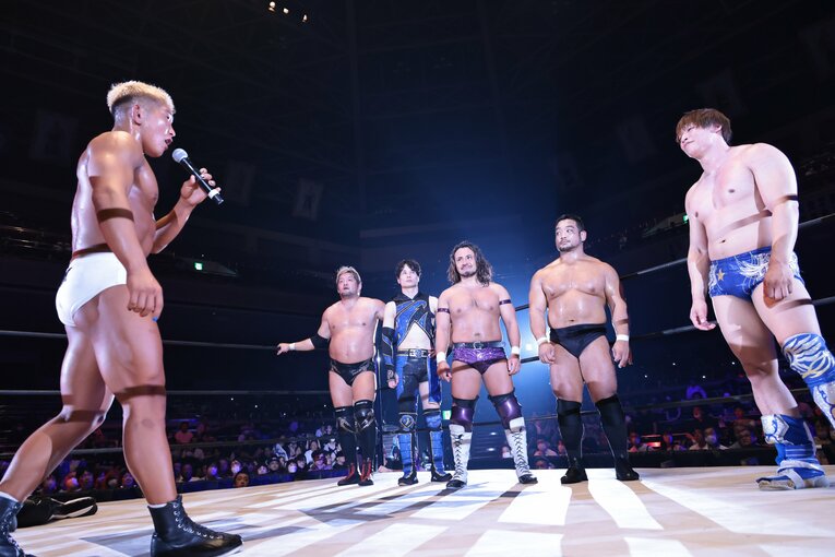 飯伏から締めのマイクを託されたエル・リンダマン　©GLEAT