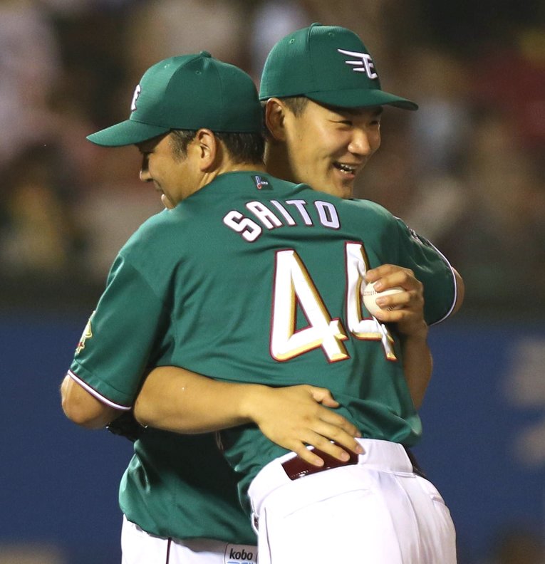 2013年のソフトバンク戦。斎藤隆からウイニングボールを受け取り、ハグで祝福される田中将大　©Sankei Shimbun