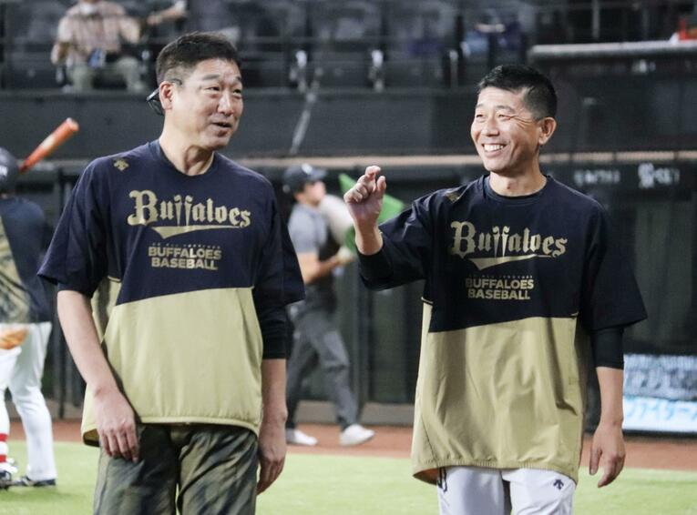 中嶋聡監督（左）と中垣コーチ。日本ハム時代から信頼関係は厚い　©︎KYODO