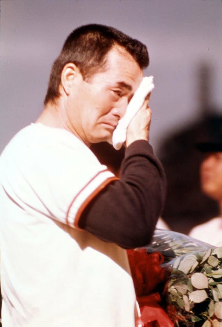 引退セレモニーで涙を拭うミスター　©KYODO