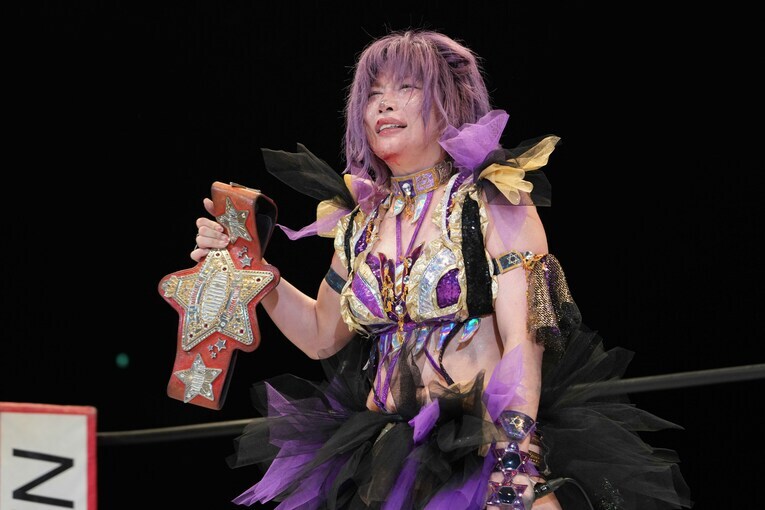 あごの下を大きく切りながら、中野たむは赤いベルトを取り戻した　©Essei Hara