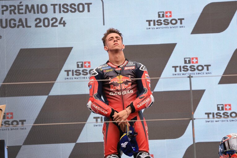 表彰式で喜びを隠さないアコスタ　©Satoshi Endo