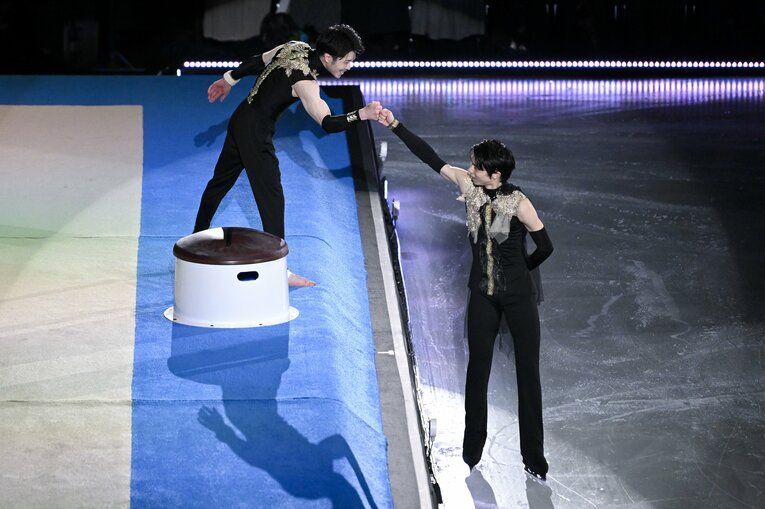 共演を果たし、グータッチをする羽生結弦と内村航平。夏の王者と冬の王者の夢の共演となった　©Asami Enomoto