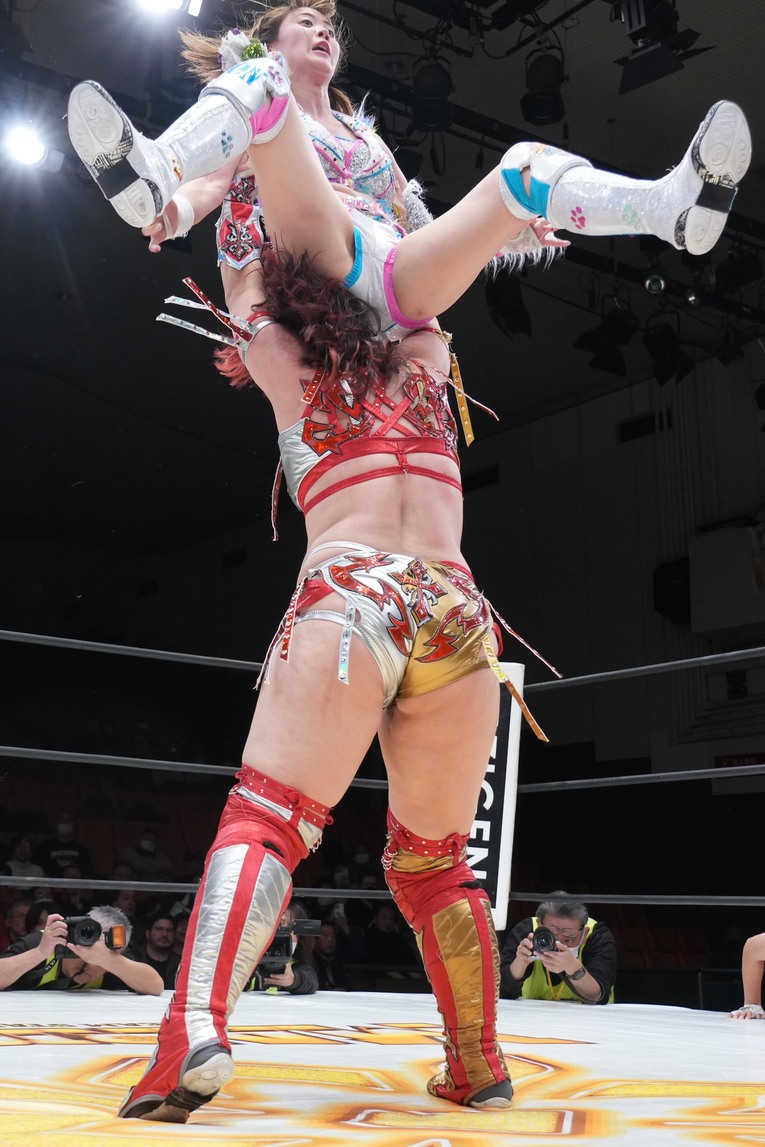 林下詩美のハイジャックボムを浴び岩谷麻優はフォールされた　©Essei Hara