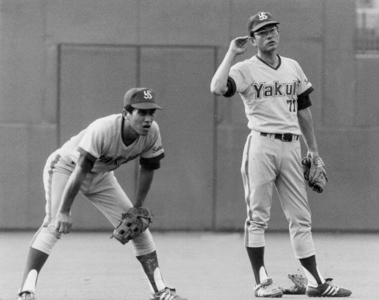 広岡達朗監督の指導を受ける現役時代の水谷新太郎　©Sankei Shimbun