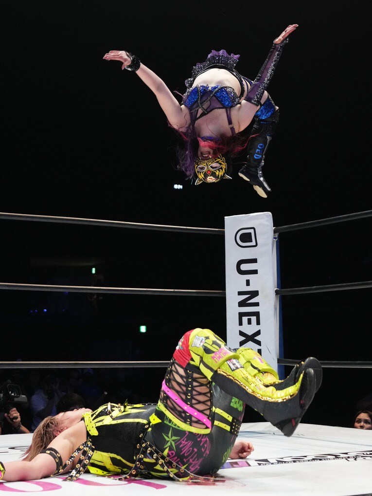 ムーンサルトを繰り出したキッドだが、高橋のヒザが待っていた