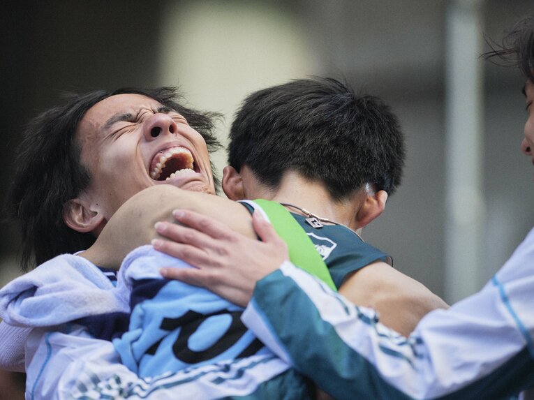 大手町でのゴール後、黒田朝日主将に抱きかかえられる折田　©︎Yuki Suenaga