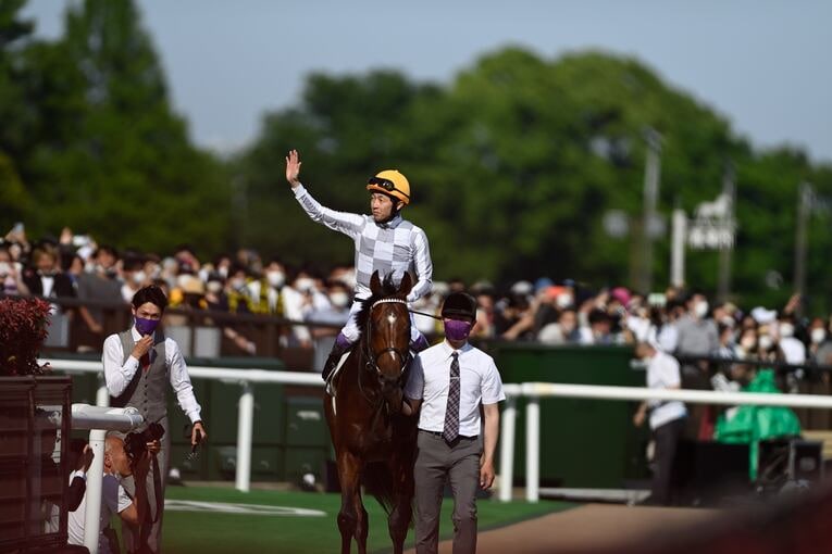 レース後、大観衆に応える武とドウデュース　©Keiji Ishikawa