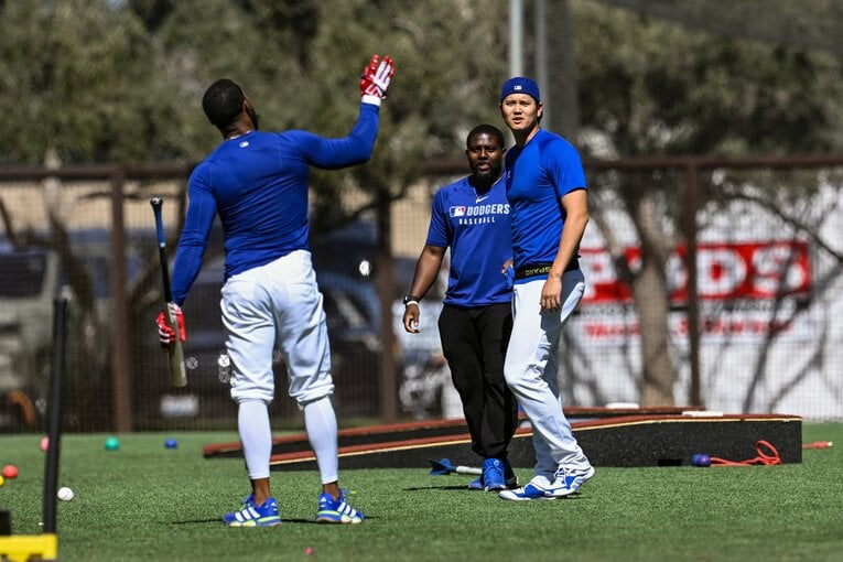 仲良しのテオスカーと楽しそうに…（全4枚中の1枚目）【2025年最新版・ショウヘイの愛される日々／随時更新。40枚超】©Nanae Suzuki