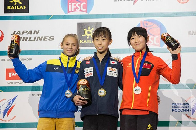 リード女子ユースBで表彰台の一番高いところに立った谷井菜月（中央）。