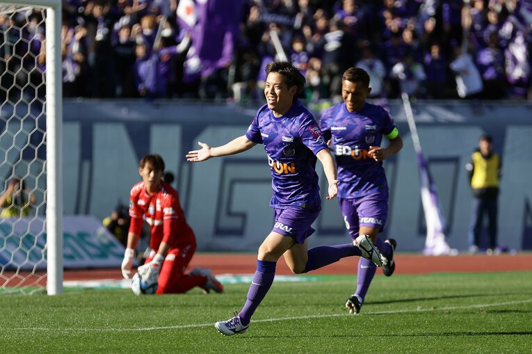 先制ゴールを奪った満田　©J.LEAGUE