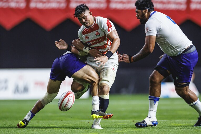 サモア代表の激しいタックルを受ける姫野和樹　©︎Kiichi Matsumoto