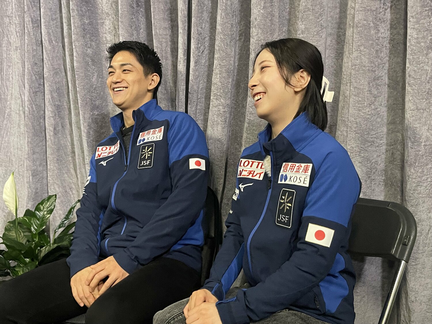 試合後、笑顔で取材に応じたりくりゅう　©Akiko Tamura