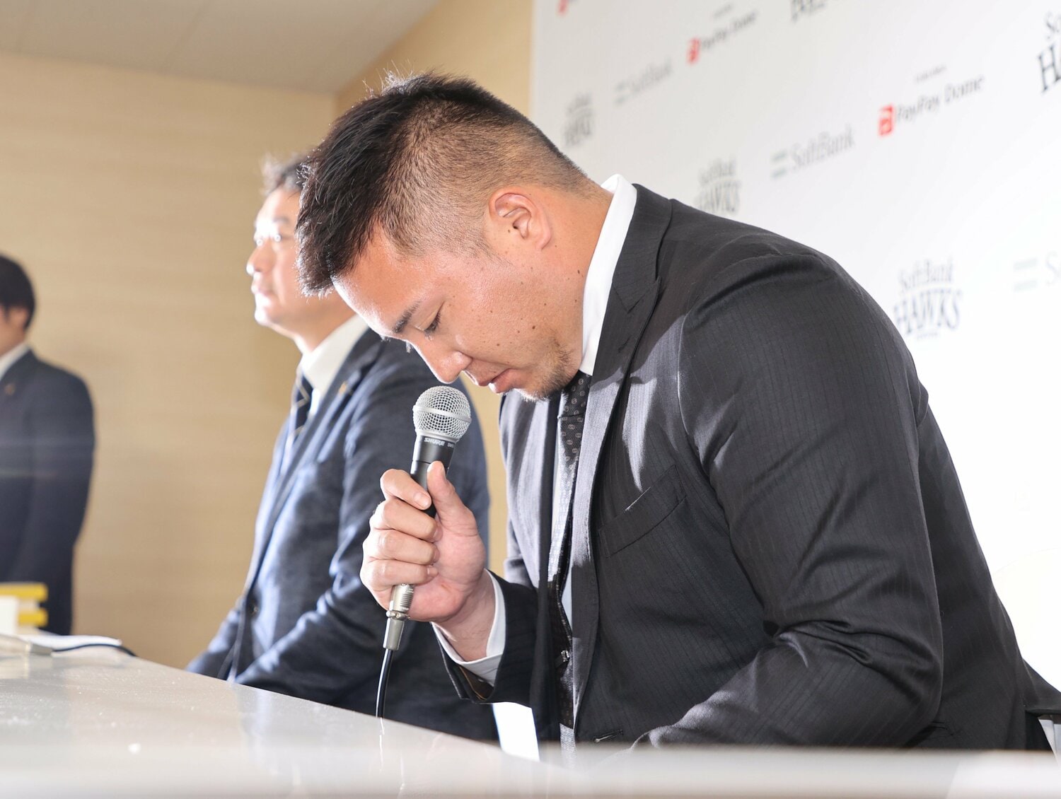 12月19日、ソフトバンクの入団記者会見冒頭。頭を下げる山川穂高 ©JIJI PRESS