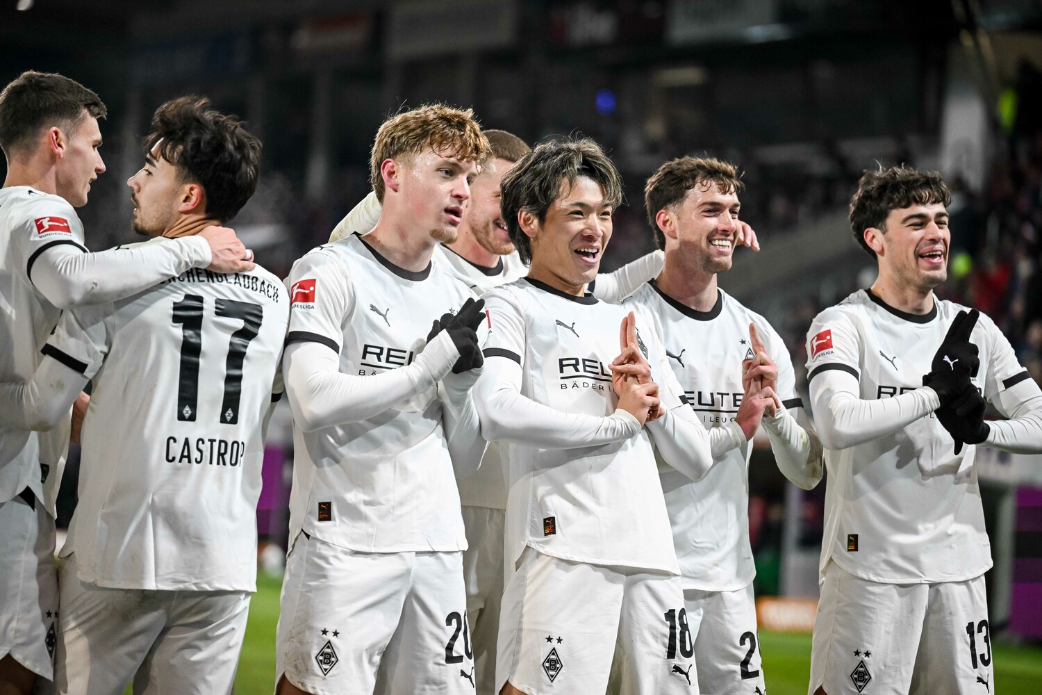 ハイデンハイム戦、町野のゴールでボルシアMGの仲間みんなで忍者ポーズ　©Getty Images