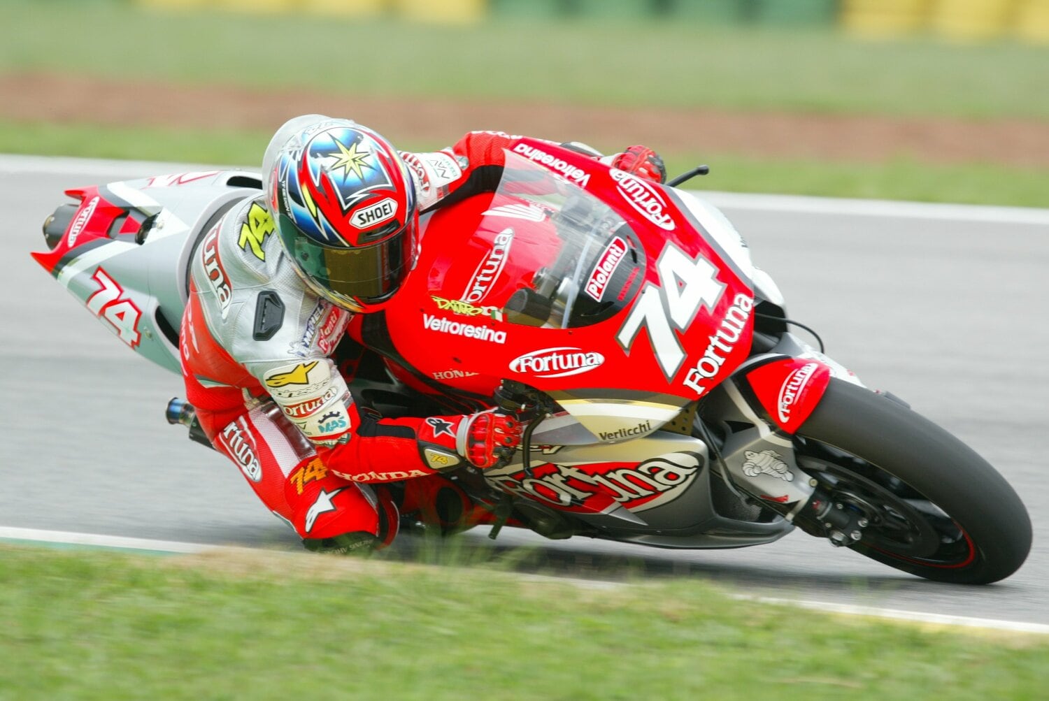 02年のMotoGPクラスでRC211Vを駆る大治郎。4ストとはいえ現代のマシンとは比べ物にならないほどスキルが必要なマシンだった