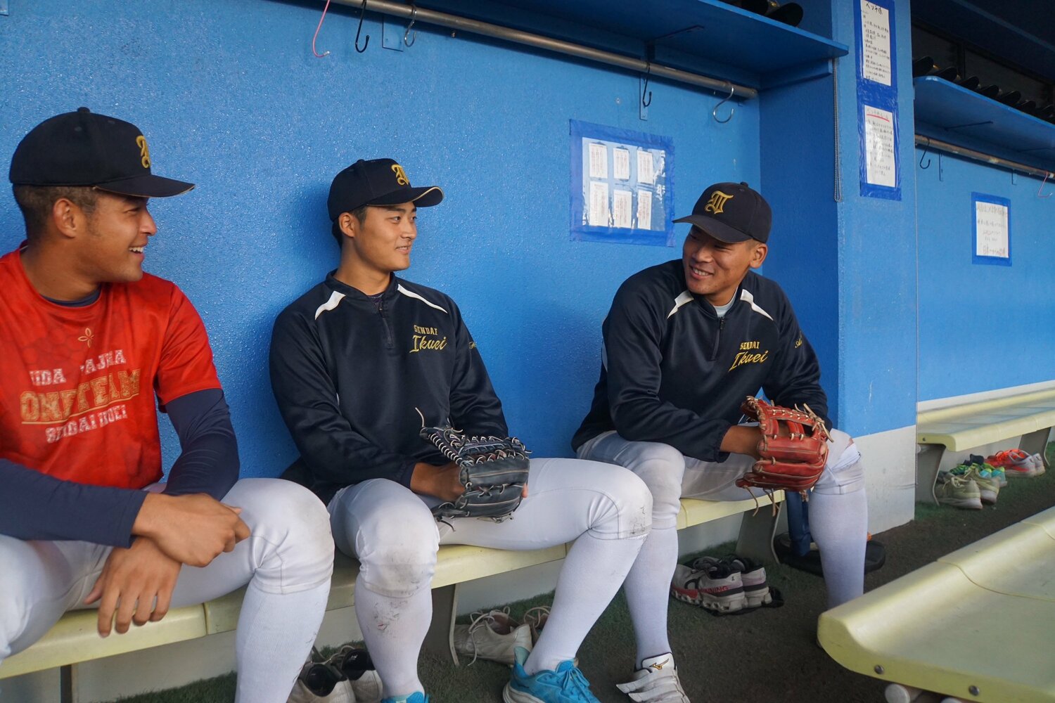 練習の合間、チームメイトと話をする高田（右）