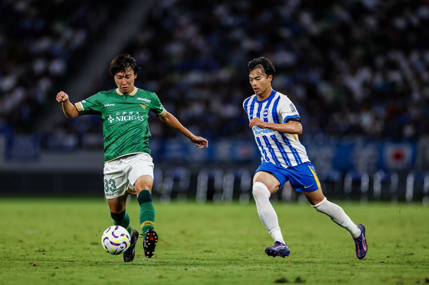 三笘薫の在籍するプレミアリーグの「カテゴリーA」にこそ届かないものの、Jリーグは雇用環境的に高水準と言えるようだ　©Kiichi Matsumoto