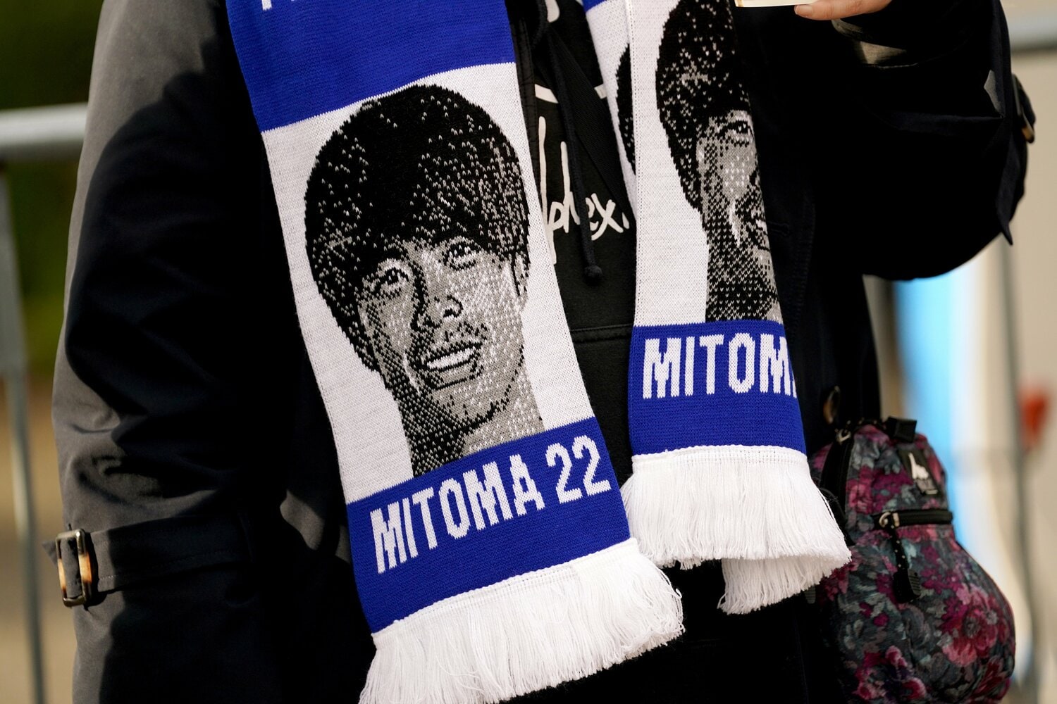 マンU戦、アメックススタジアムで三笘のスカーフをするファン　©AFLO