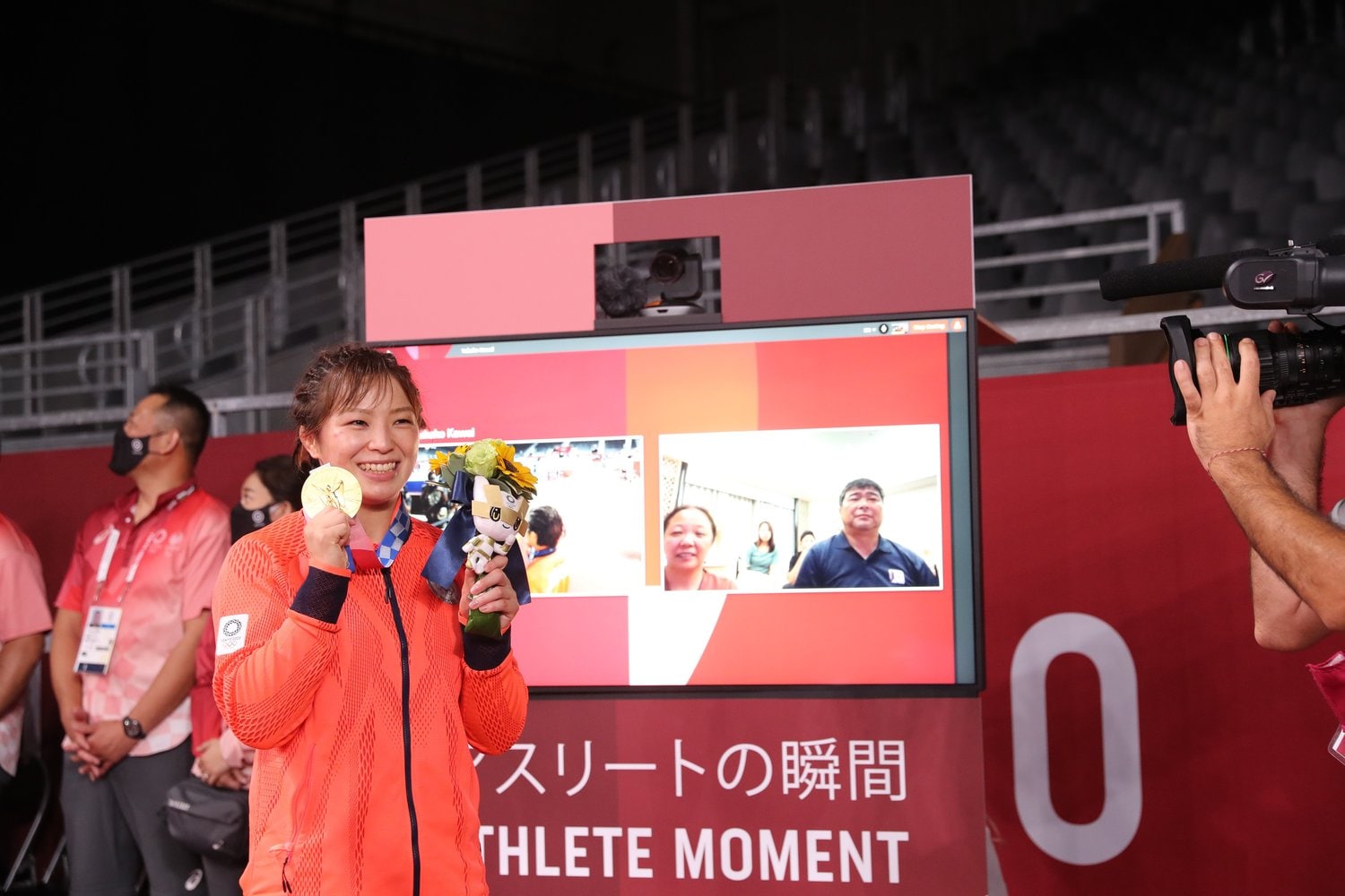 決勝後、笑顔で両親に報告をした友香子