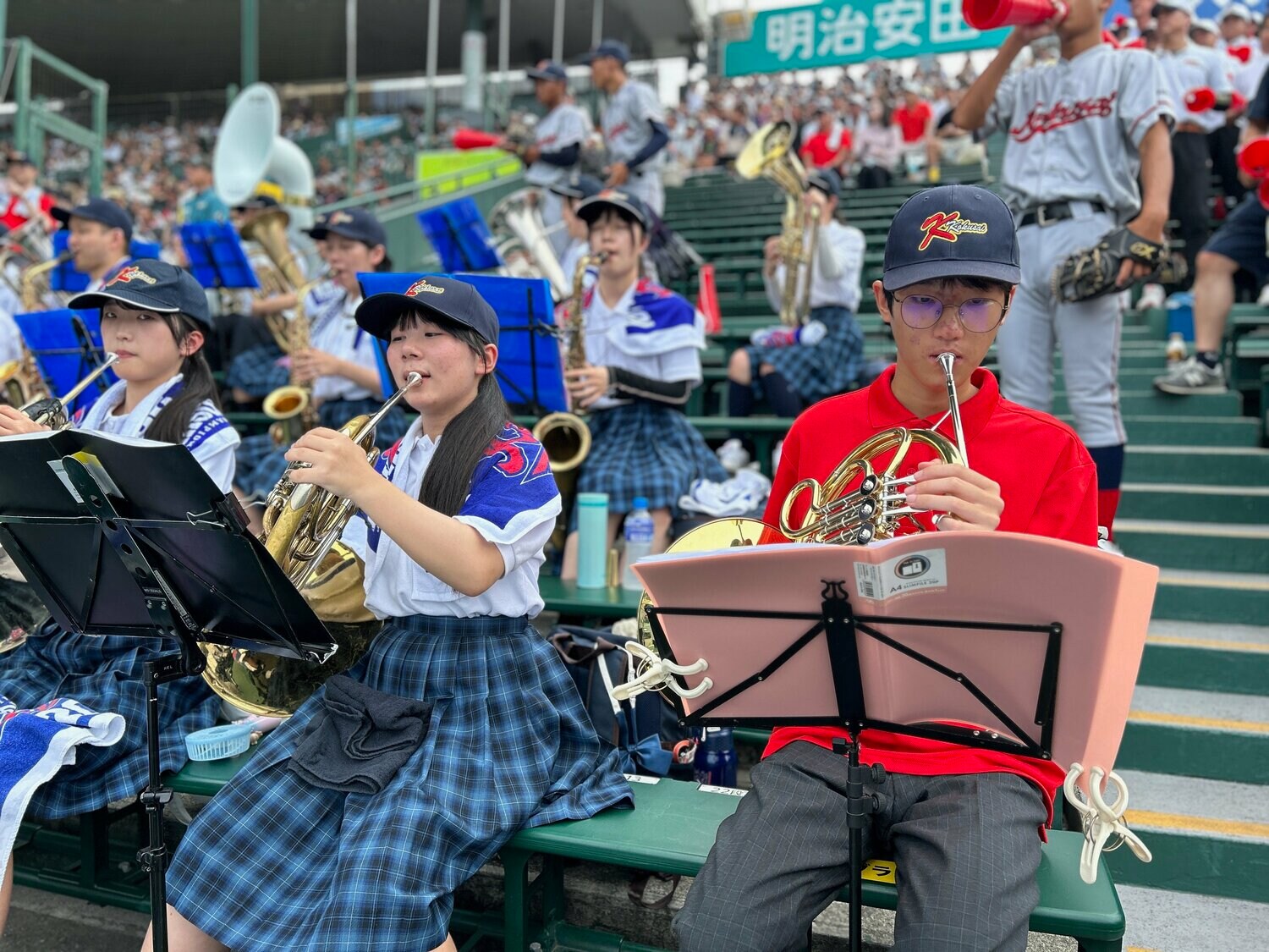 京都国際吹奏楽同好会、たった1人の部員パク・ジェユン君（右）。京都産業大学附属高の友情応援に混ざってホルンを吹く ©Yukiko Umetsu