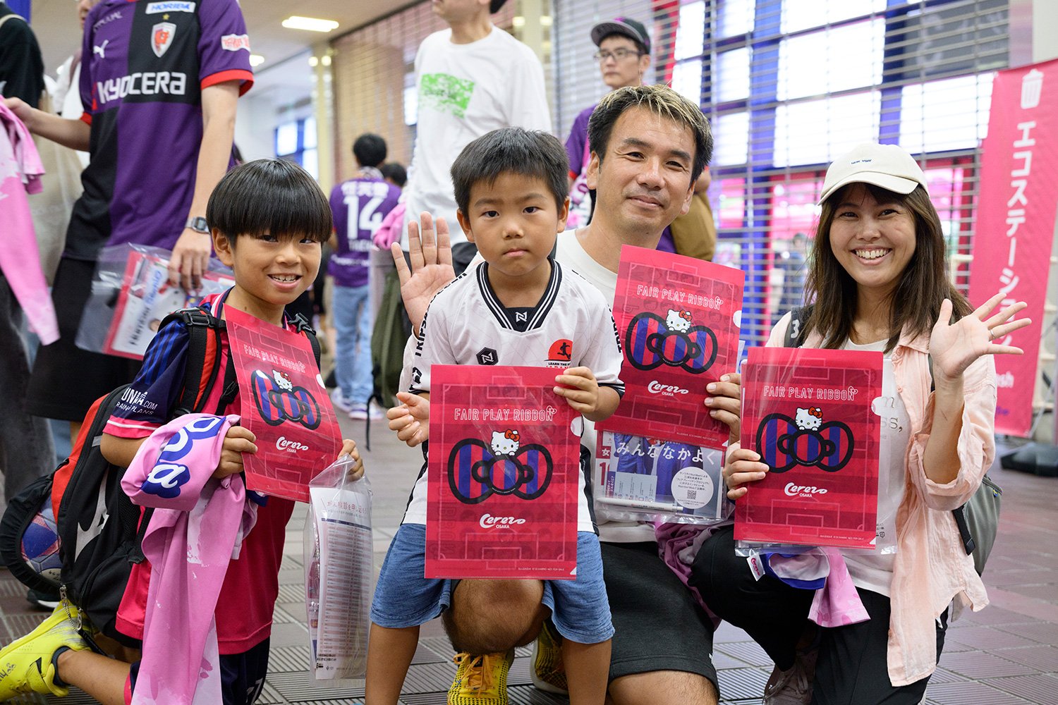 セレッソ大阪バージョンの「フェアプレーリボンクリアファイル」を手にした来場者