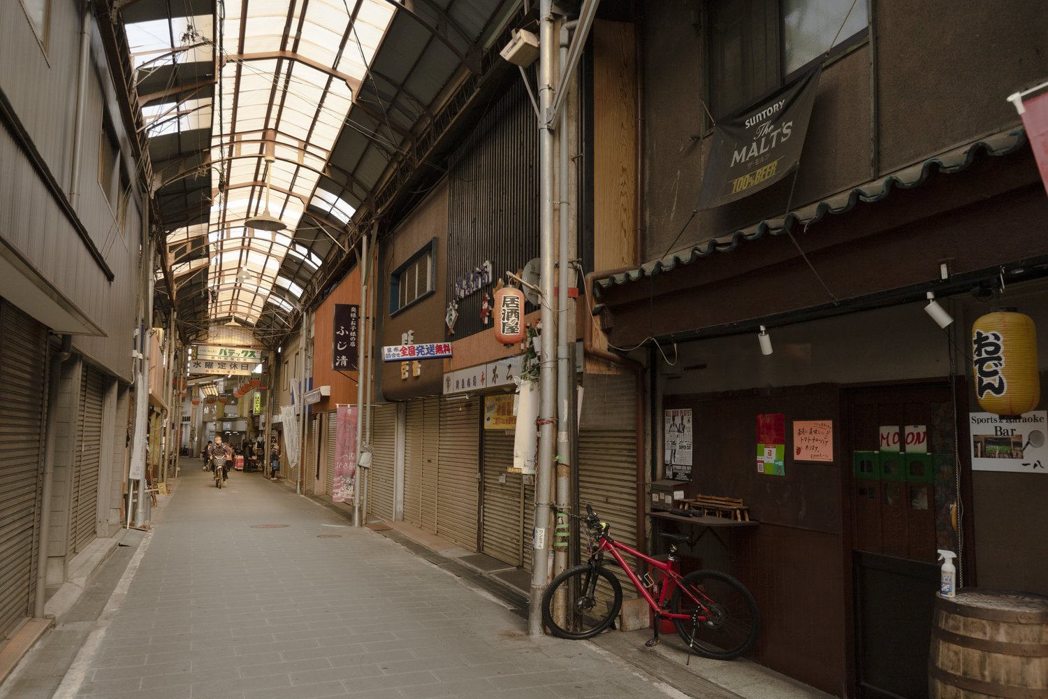 平日午前中、藤井寺駅南側の商店街。人影はまばらだった