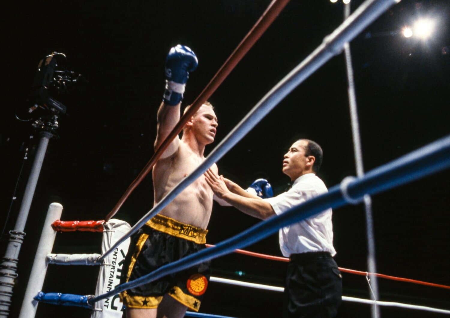 後頭部へのパンチによるKO負けを喫し、判定に納得がいかないマイク・ベルナルド　©Susumu Nagao