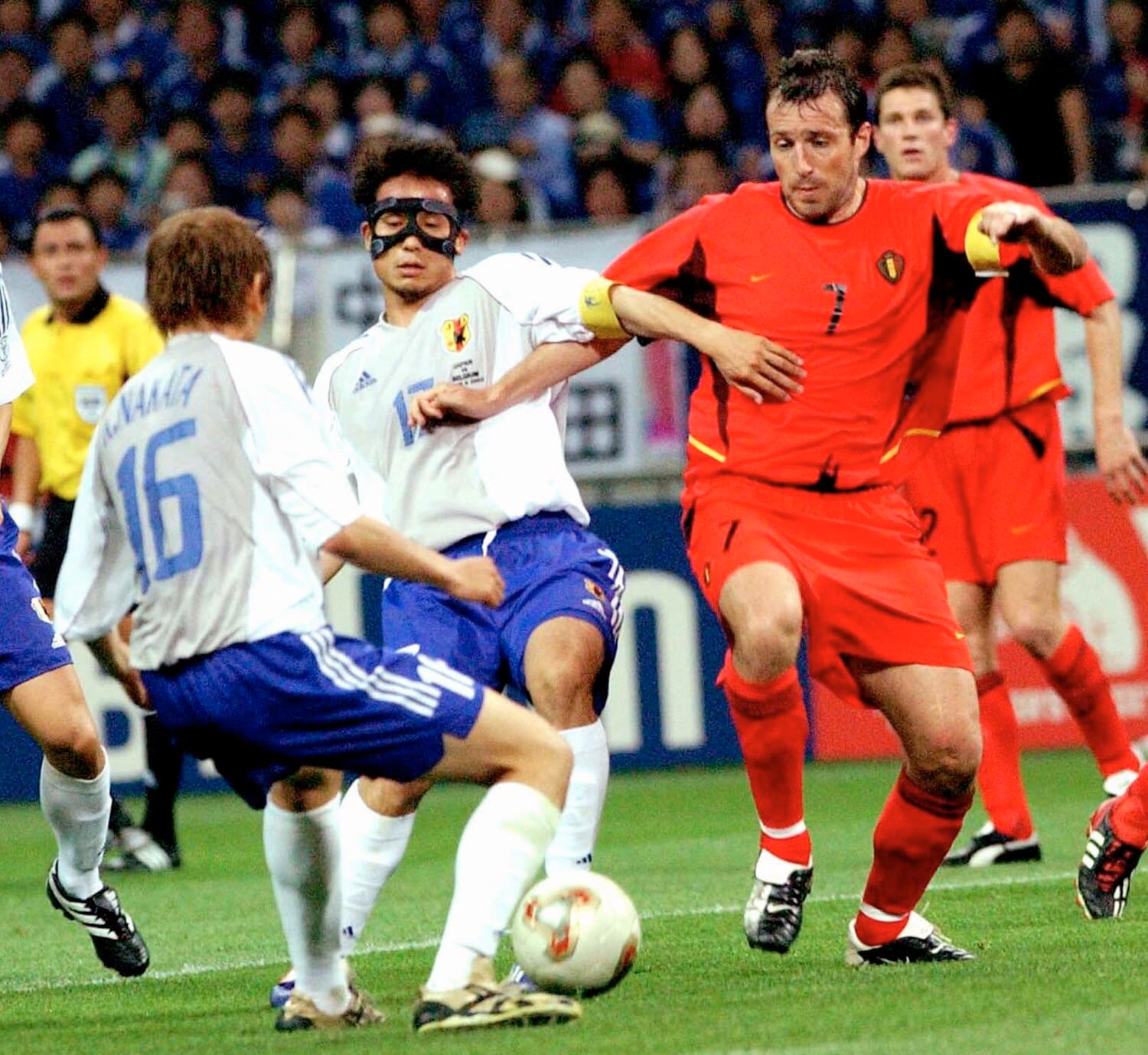 日韓W杯ベルギー戦、負傷したDF森岡隆三に代わって投入されたDF宮本恒靖。大会直前に鼻を骨折したため、フェイスガードを装着してピッチに臨んだ(2002年) ©︎AFLO